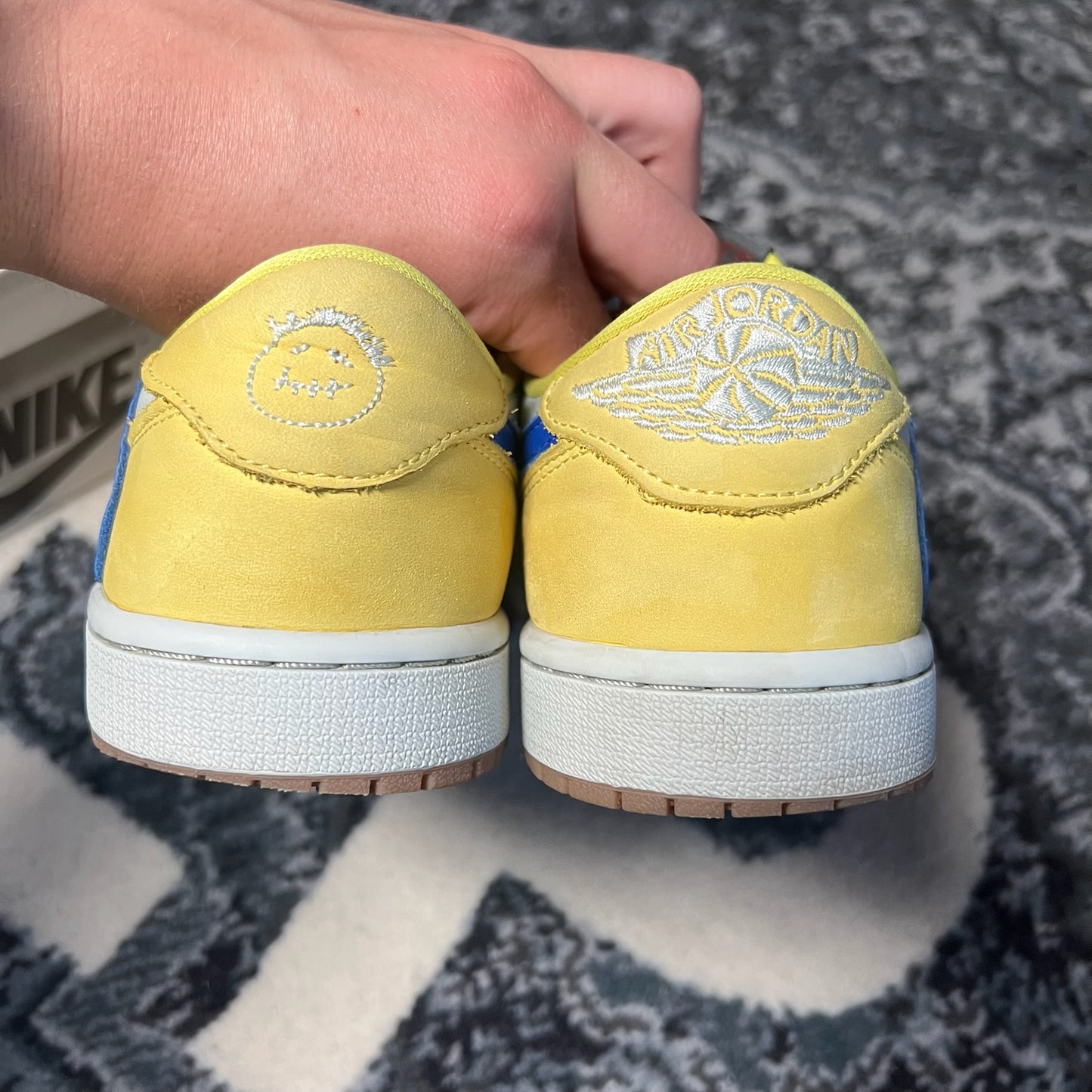 Jordan 1 low Travis Scott Canary (40.5)