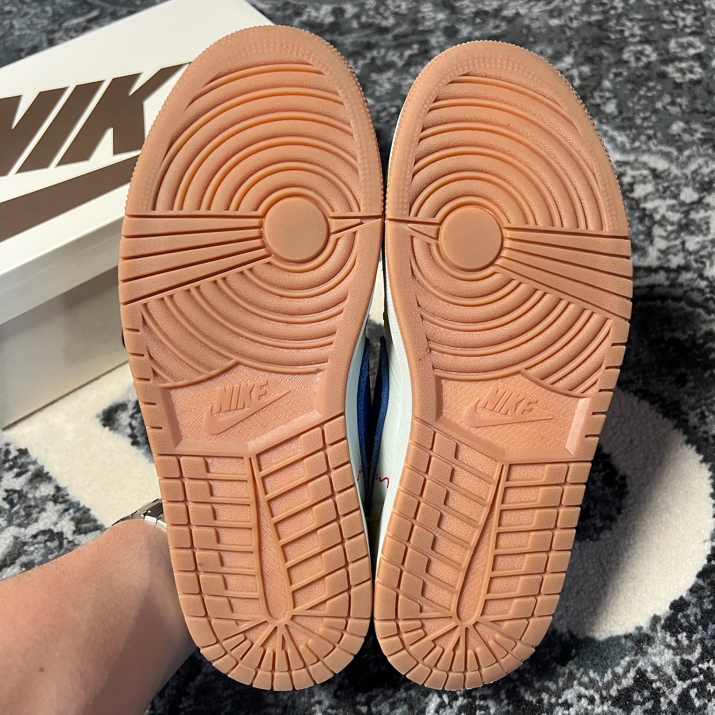 Jordan 1 low Travis Scott Canary (40.5)