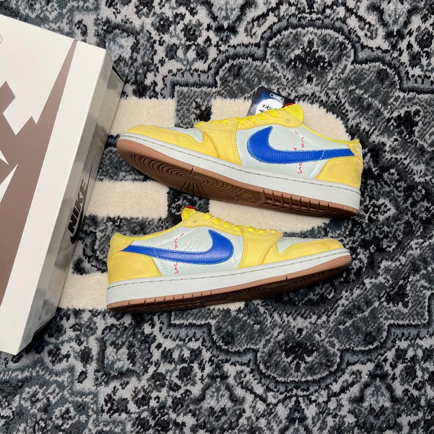 Jordan 1 low Travis Scott Canary (40.5)